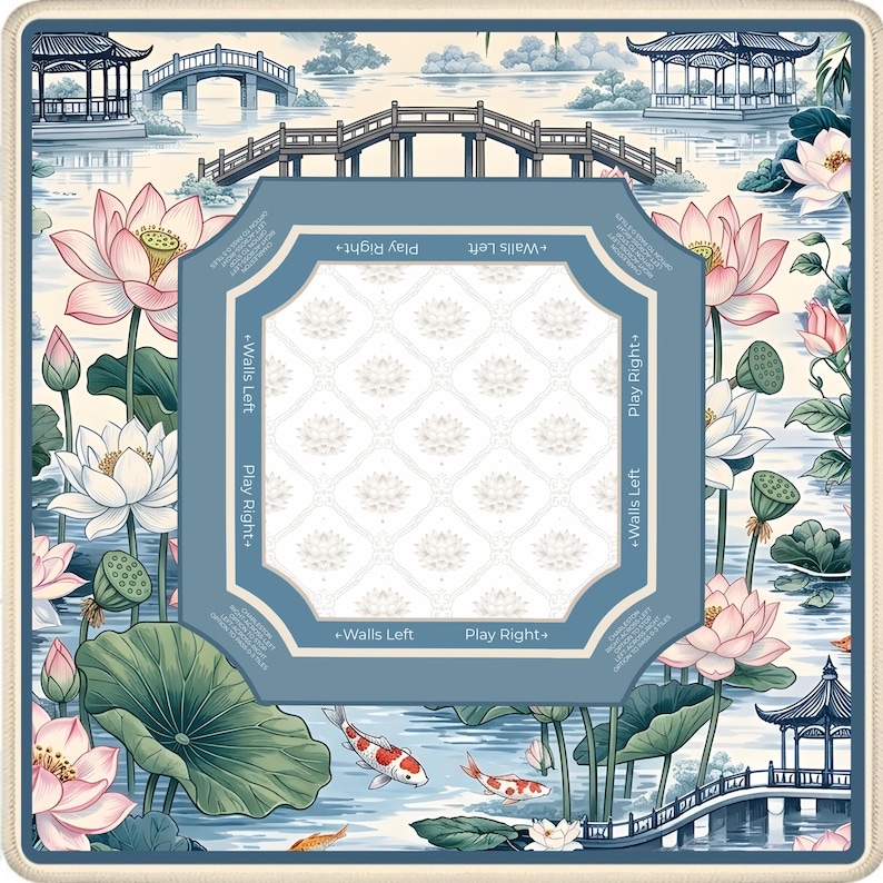 Puede incluir: Alfombra decorativa cuadrada con un dise&ntilde;o de inspiraci&oacute;n asi&aacute;tica. Presenta un cuadrado azul central con texto, rodeado de un paisaje de pagodas, puentes, flores de loto y peces koi en una suave paleta de colores azul, rosa y crema.