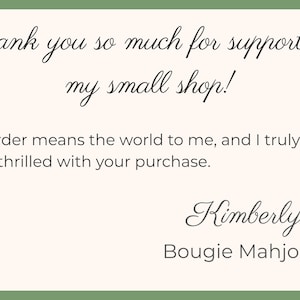 Puede incluir: Una tarjeta de agradecimiento con un borde verde y un fondo color crema. El texto dice "Thank you so much for supporting my small shop!" y "Your order means the world to me, and I truly hope you're thrilled with your purchase."