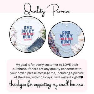 Pu&ograve; includere: Due magliette, una bianca e una azzurra, ciascuna con il testo OMG BECKY LOOK AT THAT BUNT in lettere blu e rosse con un grafico di due mazze da baseball. Il testo Quality Promise appare in alto e una politica di assistenza clienti &egrave; in basso.