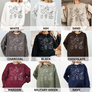 K&ouml;nnte beinhalten: Sweatshirts in den Farben Wei&szlig;, Hellgrau, Beige, Anthrazit, Schwarz, Schokolade, Bordeauxrot, Milit&auml;rgr&uuml;n und Marineblau. Jedes Sweatshirt hat ein wei&szlig;es Design mit dem Text "give us this day our daily bread".