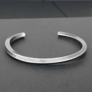 Herren Armreif verdreht dunkel silber Armreif Edelstahl matt