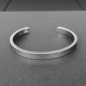 Herren-Manschettenarmband aus dunklem Silber, Edelstahl, matt, Wikinger-Stil, moderner nordischer Armreif