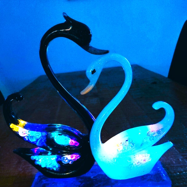 bezauberndes Schwanenpaar aus Kunstharz, die Flügel aus Perlen und LED-Beleuchtung mit Wechselfarbspiel