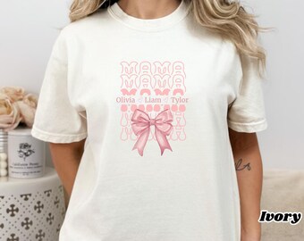 Koszulka Mama Retro Script ze wstążką | Spersonalizowane imiona, różowy wzór mamy