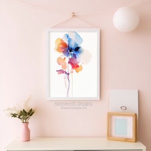 Könnte beinhalten: Ein Aquarellbild einer einzelnen Blume mit blauen, orangefarbenen, roten und gelben Blütenblättern. Die Blume befindet sich auf einem weißen Hintergrund und ist in einem weißen Rahmen gerahmt. Der Text "Halesworth Designs Downloadable Art" befindet sich unter dem Bild.