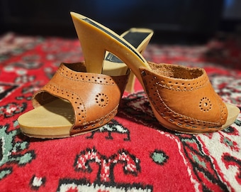 Chaussures à glissière bohème funky vintage des années 1970, escarpins peep toes, talons imitation bois, tige en cuir marron, escarpins fabriqués en Italie, taille USA : 5 EUR 36
