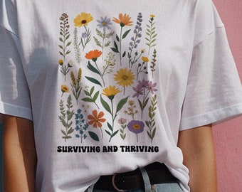 Sobreviviendo y prosperando camiseta de flores silvestres, colores cómodos, camiseta floral ropa y mujeres Cottagecore, flores margaritas granola niña regalo