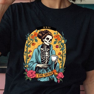 Camiseta de tarô da mãe, camiseta da mãe cansada, camisa engraçada da mãe esqueleto para mães, design de tarô, camisa super mãe, design de camiseta estilo tatuagem