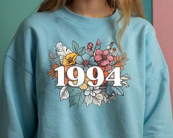 Sudadera de 1994, regalo de cumpleaños número 30, camisa de flores silvestres de 1994 que cumple 30 años, cuello redondo con número de año de nacimiento de la mujer, camiseta de cumpleaños, camisa floral de cumpleaños