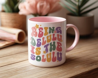 Ser Delulu es la taza Solulu, taza colorida y divertida con texto de la era, taza de café, taza estética, diseño de doble cara con texto ondulado Gen Z