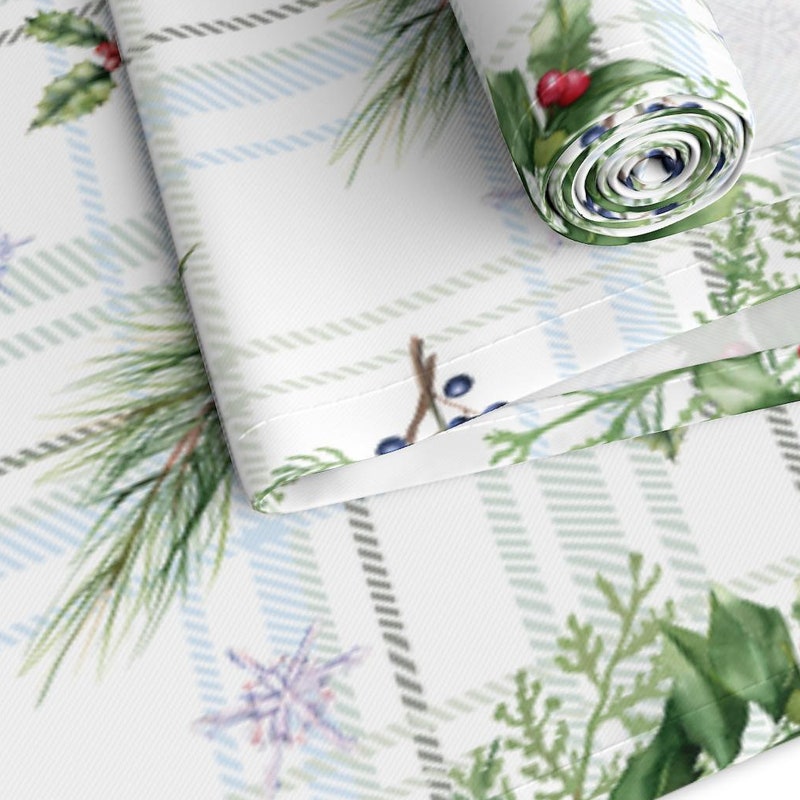 Leaves and Holly Table Runner (Cotton, Poly)