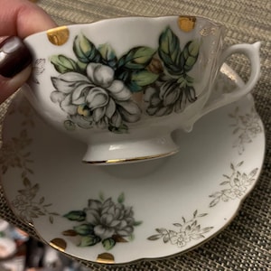 Elegant Vintage Teacup Set with Lavender Flowers & Gold Accents – Excellent Condition