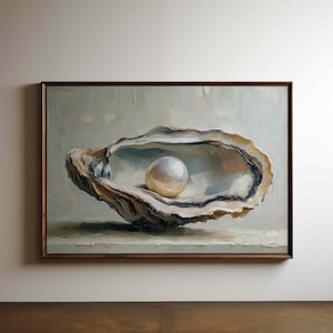 Op de afbeelding: Een schilderij van een parel in een geopende oesterschelp. De oesterschelp is open en de parel bevindt zich in het midden van de schelp. De achtergrond is lichtgrijs.