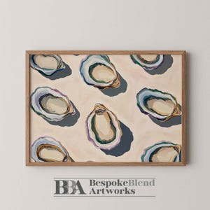 Może przedstawiać: Oprawiona grafika z powtarzającym się wzorem ilustracji muszli ostryg. Muszle są pomalowane w odcieniach niebieskiego, fioletowego i beżowego, na jasnobeżowym tle. Grafika jest podpisana "BespokeBlend Artworks".