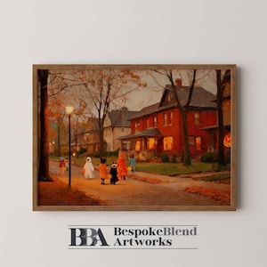Op de afbeelding: Een ingelijste print van een vintage Halloween-scène. Kinderen in kostuums lopen door een straat met rode huizen en bomen. Het kunstwerk heeft een warm, herfstkleurenpalet met een zachte, schilderachtige stijl.