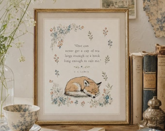 Può includere: Una stampa incorniciata con una citazione di C.S. Lewis che recita: One can never get a cup of tea large enough or a book long enough to suit me. La stampa include un'illustrazione dettagliata di una volpe addormentata circondata da piccoli fiori blu e arancioni.