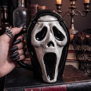 Handmålad Ghostface-mugg: Skulpterad keramisk skräckmugg (mikrovågssäker)
