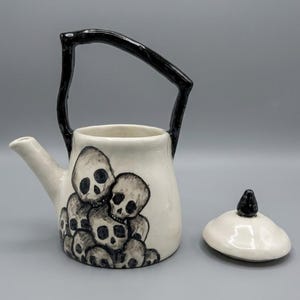 La théière des catacombes. Art du crâne. Pièce unique en céramique. Argile bizarre