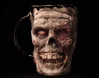 Taza artesanal con diseño de calavera zombie, decoración de terror, cerámica esculpida.
