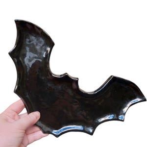 Murciélago bandeja. Cerámica modelada y esmaltada a mano. Spooky Halloween art, sculpture, handmade, Horror decoración. Freaky Clay