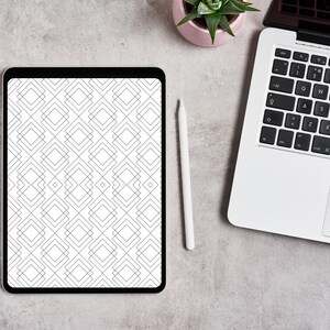 K&ouml;nnte beinhalten: Ein schwarzes Tablet zeigt ein geometrisches Rautenmuster in Wei&szlig; und Grau. Ein wei&szlig;er Stift liegt neben dem Tablet. Ein Laptop und eine kleine Topfpflanze sind ebenfalls auf einer grauen Oberfl&auml;che zu sehen.