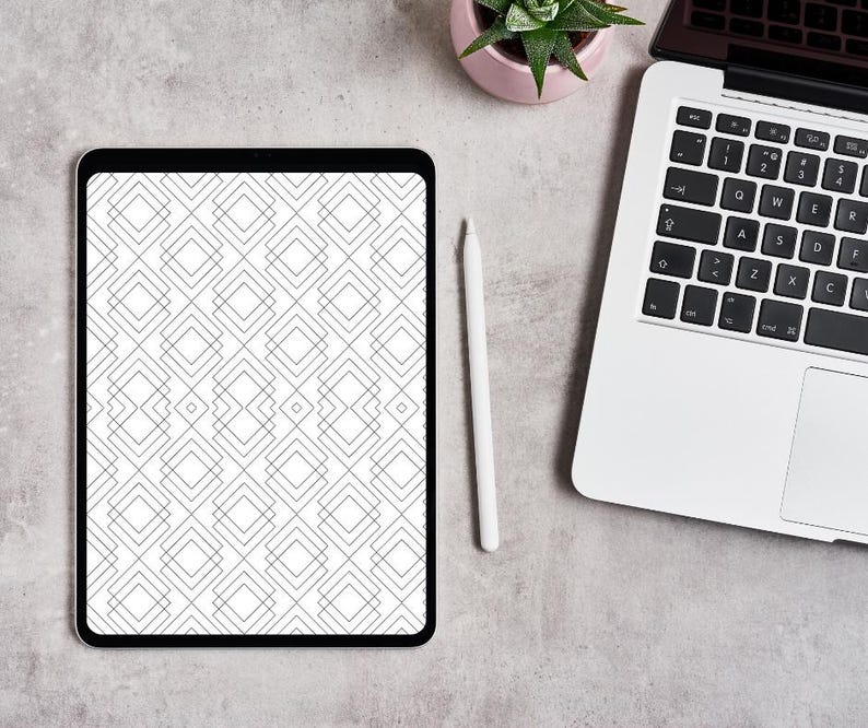 K&ouml;nnte beinhalten: Ein schwarzes Tablet zeigt ein geometrisches Rautenmuster in Wei&szlig; und Grau. Ein wei&szlig;er Stift liegt neben dem Tablet. Ein Laptop und eine kleine Topfpflanze sind ebenfalls auf einer grauen Oberfl&auml;che zu sehen.