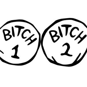 Puede incluir: Dos pegatinas redondas en blanco y negro con la palabra "BITCH" y un número, "1" y "2", en cada una.