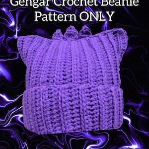 Könnte beinhalten: Ein lila Häkelmütze mit Gengar-Design, mit gerippter Textur und einem kronenartigen Detail oben. Der Text "Gengar Crochet Beanie Pattern ONLY" wird oben angezeigt. Der Hintergrund hat ein lila Blitzdesign.