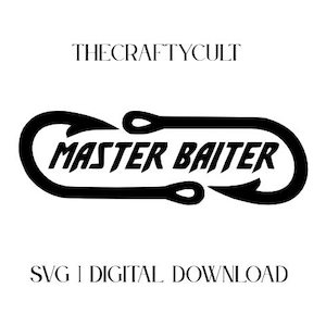 Könnte beinhalten: Schwarz-weiße Grafik mit dem Text "MASTER BAITER" in fetter, stilisierter Schrift, umschlossen von einer stilisierten Angelhakenform. Der Text "THECRAFTYCULT" befindet sich über dem Haken und "SVG | DIGITAL DOWNLOAD" darunter.