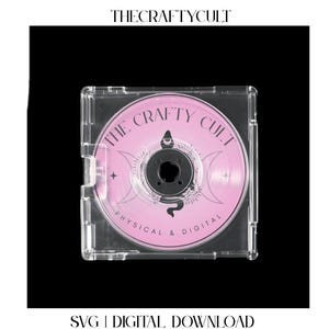 Puede incluir: Una funda de CD de plástico transparente que contiene un CD rosa con el texto "THE CRAFTY CULT" y las palabras "PHYSICAL & DIGITAL". La parte superior de la imagen dice "THECRAFTYCULT" y la parte inferior dice "SVG | DIGITAL DOWNLOAD".