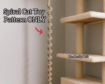 Może przedstawiać: Beżowa spiralna zabawka dla kota zawieszona na drapaku. Na zdjęciu widnieje napis "Spiral Cat Toy Pattern ONLY". Drapak ma wiele poziomów i słupków do drapania.