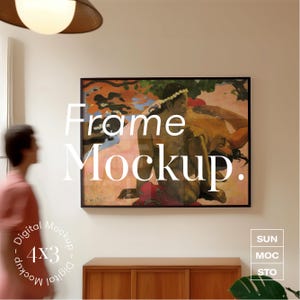 Könnte beinhalten: Ein gerahmter Druck eines Gemäldes, das zwei Figuren in einer tropischen Umgebung zeigt. Das Gemälde ist in einem schwarzen Rahmen und hängt an einer weißen Wand. Der Text "Frame Mockup." ist über das Bild gelegt.