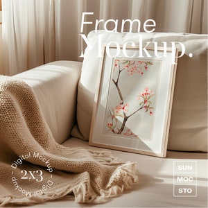 Holzrahmen-Mockup auf Warm-Beige Sofa mit sanfter Beleuchtung und Passepartout Matte für minimalistische Kunst Anzeige Serene Boho Szene 2x3 PSD Poster