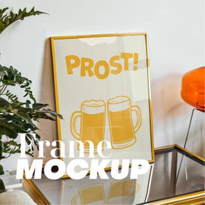 Goldener 3x4-Posterrahmen Mockup: Orangefarbene Lampe & Pflanze, Mid Century Modern Living Room (PSD)