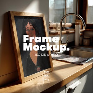 Könnte beinhalten: Ein gerahmtes Kunstwerk mit einem hellen Holzrahmen. Das Kunstwerk zeigt ein Porträt einer Frau mit dunklem Haar und einem schwarzen Kleid. Der Text "Frame Mockup" wird in Weiß angezeigt, zusammen mit "ISO DIN A RATIO" und "SUN MOC STO".