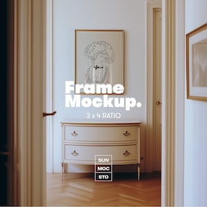 Può includere: Un'opera d'arte incorniciata con un ritratto di donna è appesa sopra un comò bianco e oro. L'opera d'arte è in una cornice dorata e presenta un'illustrazione in bianco e nero. Il testo "Frame Mockup" e "3 x 4 RATIO" sono visualizzati.
