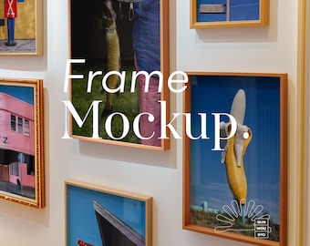 Op de afbeelding: Een witte muur met verschillende ingelijste foto's. De foto's bevatten een man die een vis vasthoudt, een banaan, een gebouw en een speelgoed soldaat. De tekst "Frame Mockup." is in witte letters op de muur geschreven.