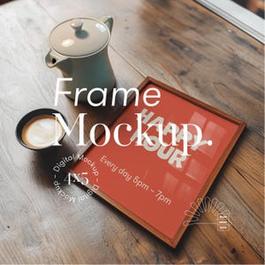 Puede incluir: Una maqueta de marco de fotos de madera con un fondo rojo y el texto "Happy Hour" en letras blancas. El marco está sobre una mesa de madera con una taza de café y una tetera blanca.