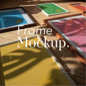 Könnte beinhalten: Eine Sammlung von gerahmten Kunst-Mockups mit verschiedenen farbigen Hintergründen, darunter Blau, Grün, Rosa und Gelb. Die Rahmen sind aus Holz und auf einer Holzoberfläche angeordnet. Der Text "Frame Mockup" ist in Weiß dargestellt.