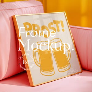Primo piano di una cornice quadrata Mockup appoggiata a un divano rosa con bordo dorato, ombre morbide, sfondo giallo brillante, Photoshop PSD, stampa poster 1x1