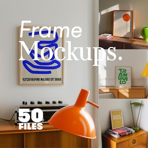 Può includere: Una collezione di mockup di arte incorniciata. L'immagine presenta diverse stampe incorniciate con vari disegni, tra cui un design blu astratto, una grafica solare e arte basata su testo. L'immagine include anche una lampada arancione e il testo "50 FILES".