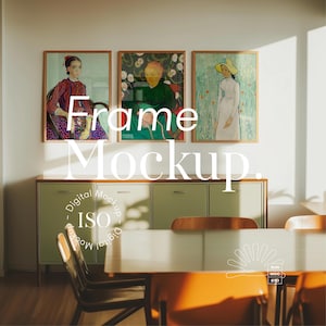 Mockup met drie fotolijsten in minimalistisch appartement met eettafel, mintgroene kast en warm zonlicht, kunst aan de muur PSD-bestand ISO DIN A-afdruk