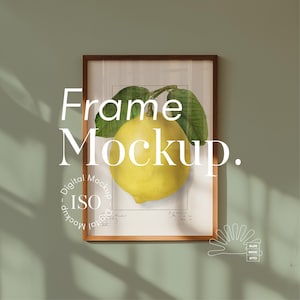 Puede incluir: Una ilustración enmarcada de un limón con hojas verdes. El marco es de madera marrón con un paspartú blanco. El texto "Frame Mockup" está escrito en letras blancas en la imagen.