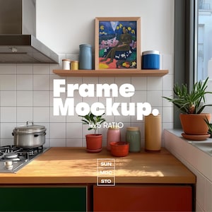 Puede incluir: Una escena de cocina con una encimera de madera, una estufa y una obra de arte enmarcada en una estantería. La obra de arte presenta una figura sentada. El texto "Frame Mockup" se muestra de forma destacada. También son visibles varios tarros y una planta en maceta.