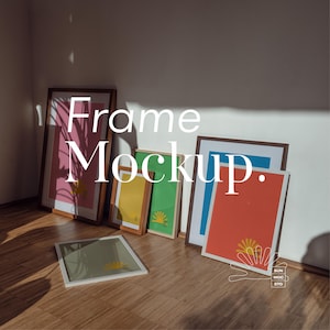 Può includere: Un mockup di una varietà di cornici con diversi sfondi colorati. Le cornici sono disposte in fila su un pavimento di legno. Il testo "Frame Mockup." è scritto in lettere bianche su uno sfondo bianco.