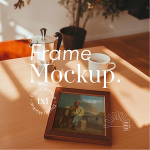 Peut inclure: Un cadre photo en bois avec une finition en bois brun est posé sur une table en bois. Le cadre contient une photo d'un homme portant un chapeau rouge assis sur un banc. Le texte "Frame Mockup" est écrit en blanc sur la table. Le texte "Digital Mockup - IXI - Digital Mockup" est écrit en cercle sur la table.