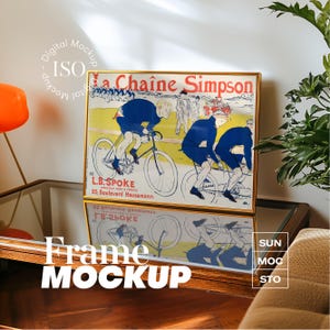 Puede incluir: Un marco dorado con un póster vintage de dos ciclistas compitiendo. El póster se titula "La Chaîne Simpson" y presenta el texto "L.B. Spoke, Selection pour la France, 25, Boulevard Haussmann."