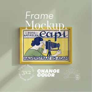 Könnte beinhalten: Ein gelber Rahmen-Mockup mit einer Vintage-Werbung für ein Fotostudio. Die Anzeige zeigt eine Frau, die durch eine Kamera schaut, mit dem Text "eapi -FOTO- ARTIKELEN KALVERSTRAAT 115 A'DAM".