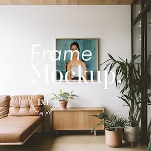 Peut inclure: Un canapé en cuir marron avec un cadre en bois et une peinture d'une femme en haut blanc accrochée au mur au-dessus d'une étagère en bois avec une plante en pot. Le texte "Frame Mockup" est écrit en blanc sur le mur.