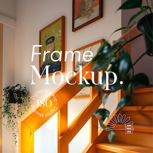Può includere: Una scala di legno con un muro bianco e un quadro incorniciato appeso al muro. Il quadro è di un uomo in uniforme da marinaio. Il testo "Frame Mockup" è scritto in lettere bianche sull'immagine.